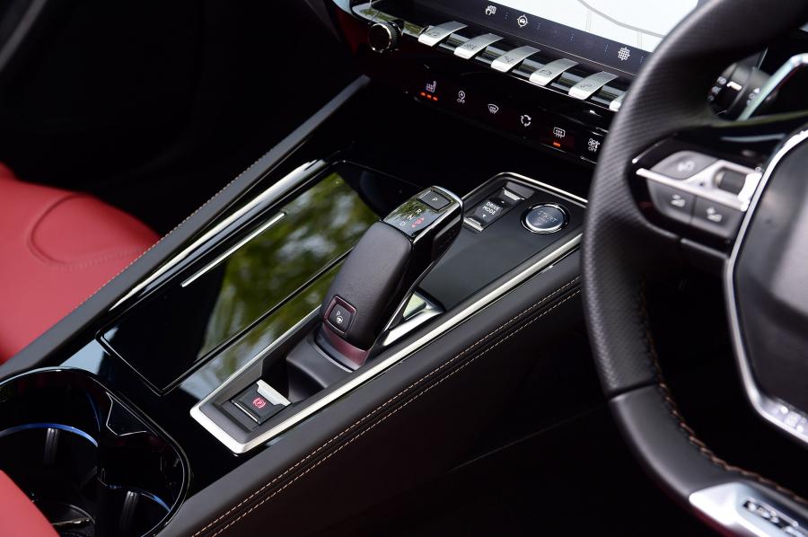Детали интерьера Peugeot 508 SW GT Line 2019 года  (UK) (фото 2 из 25)